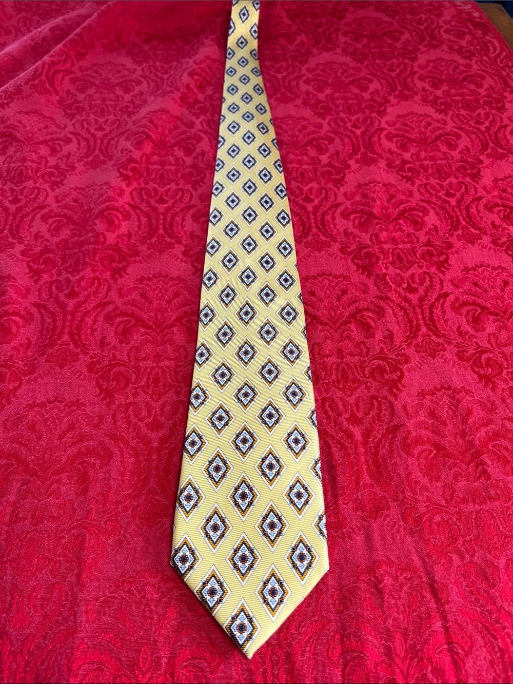 Jos. A. Bank Made in Italy Yellow Geometric Medallion 100% Silk Tie 3.5”